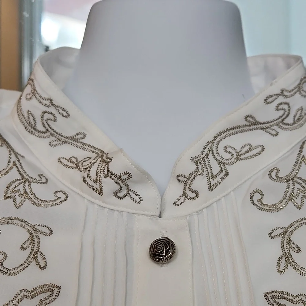 Elegant White Embroidered Blouse - Picture 3 of 6